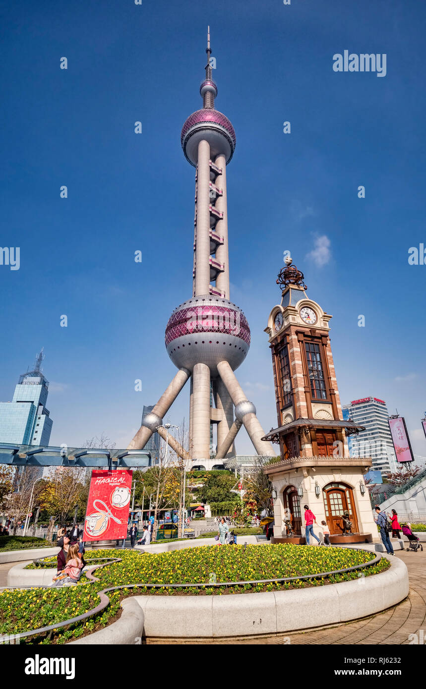 El 1 de diciembre de 2018: Shanghai, China - la Oriental Pearl Tower y la torre del reloj de la tienda Disney Store en el Pudong de Shanghai districtof. Foto de stock