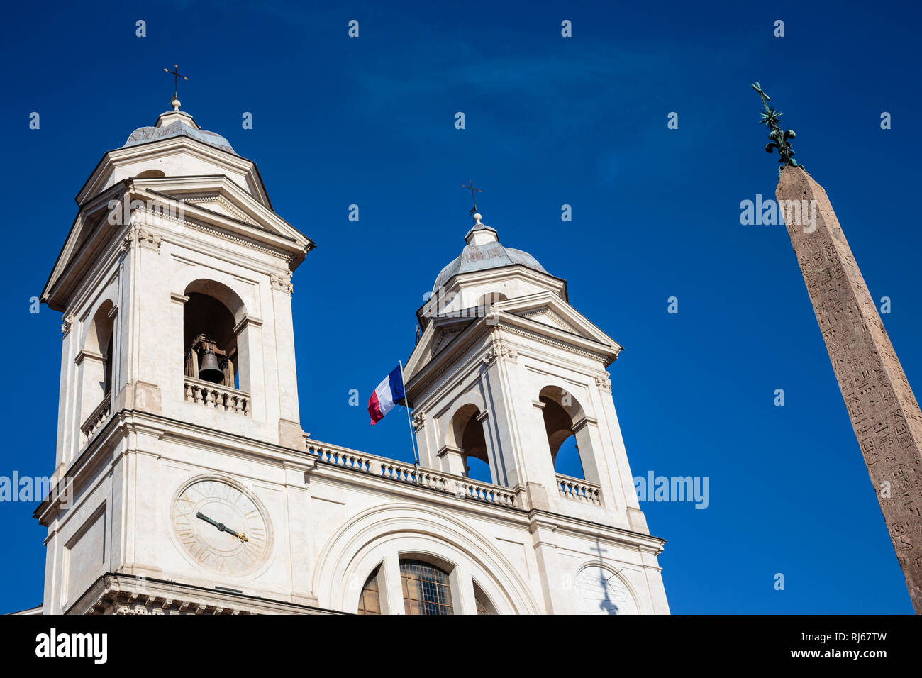 Europa, Italien, Lacio, rom, die Kirche Santa Trinitá dei Monti (errichtet 1587 n. Chr.) und der Obelisco Sallustiano Foto de stock