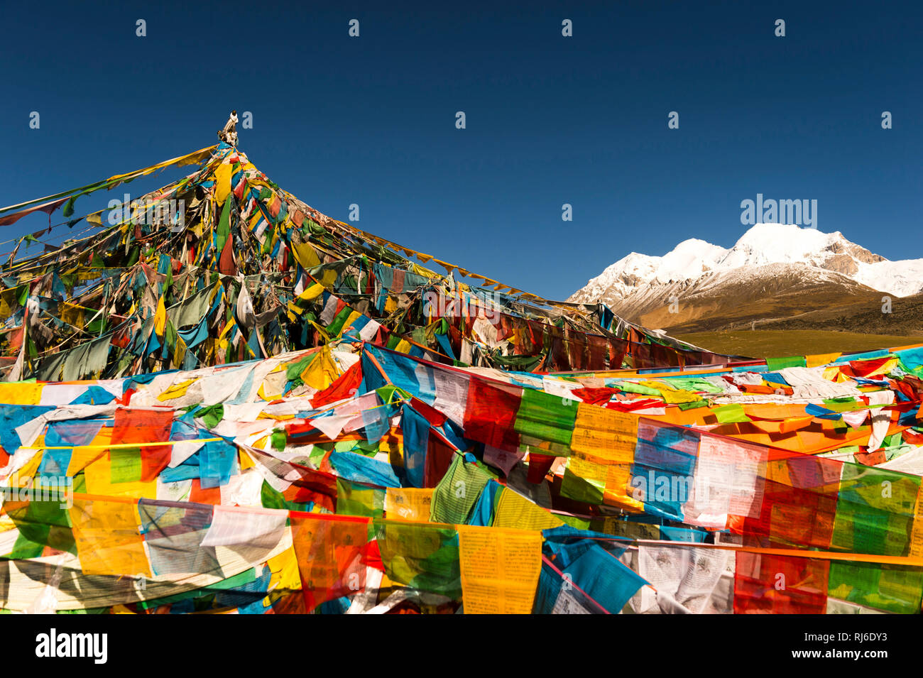 En el Tíbet, am Nyanchen Thanglha Gebetsfahnen Foto de stock