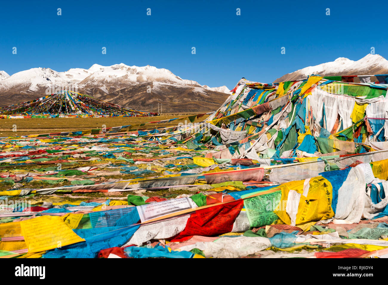 En el Tíbet, am Nyanchen Thanglha Gebetsfahnen Foto de stock