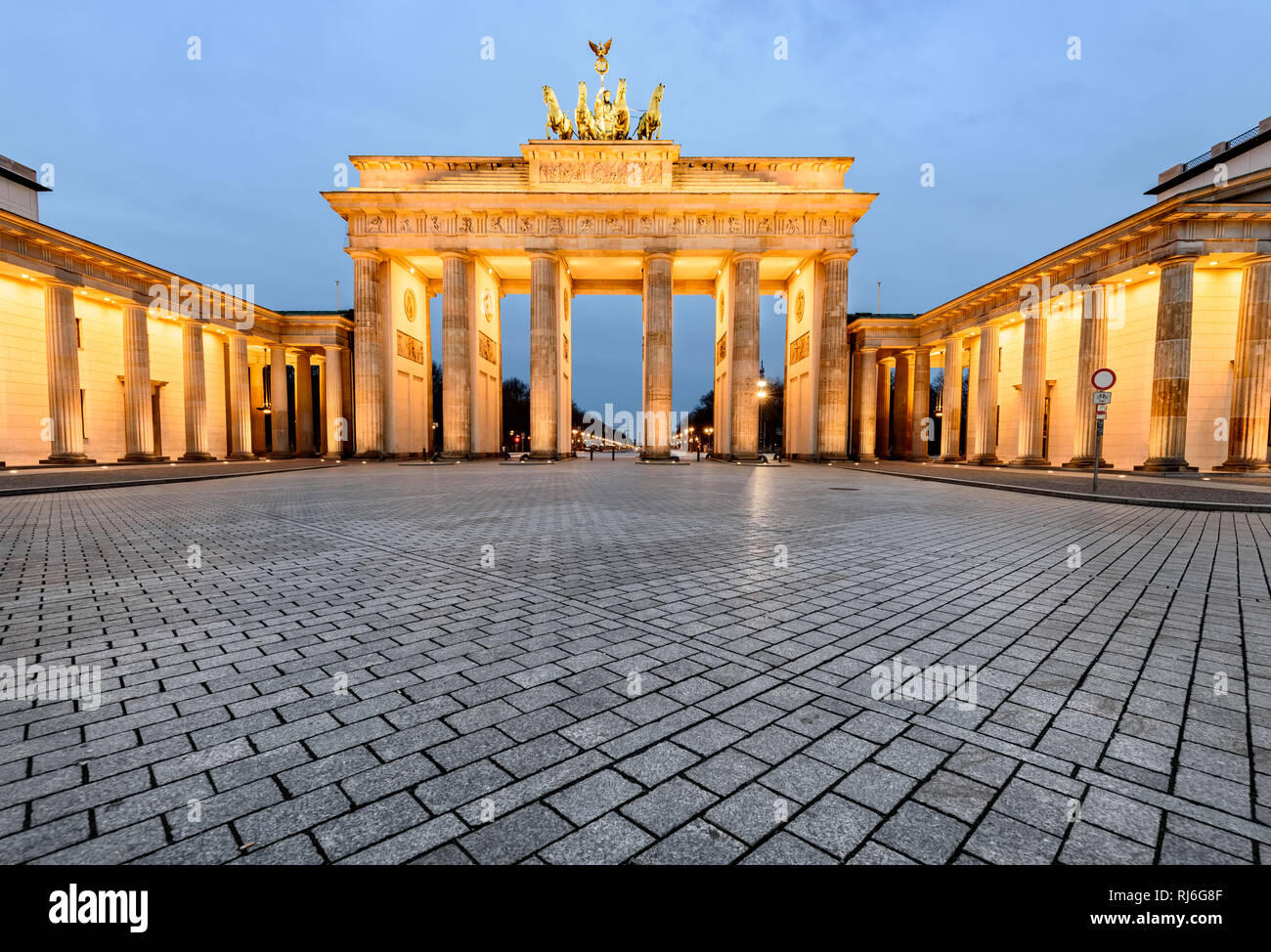 Puerta de Brandenburgo fue construido en el emplazamiento de una antigua  puerta de la ciudad que marcó el inicio de la carretera desde Berlín hasta  la ciudad de Brandenburgo Fotografía de stock -