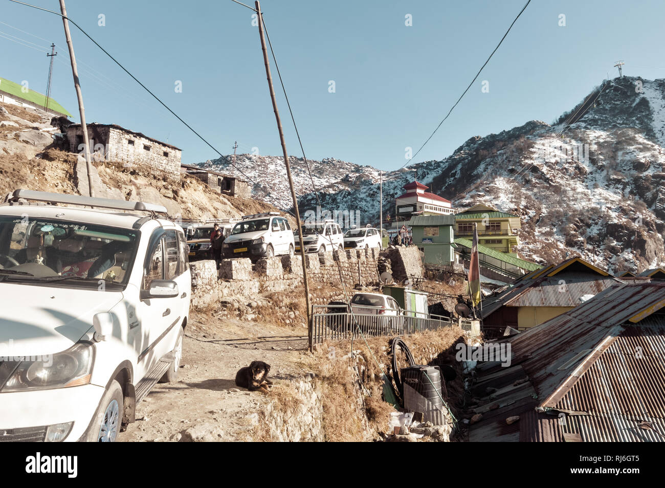 El lago Tsomgo, Gangtok, India 2 ene, 2019: automóviles de turismo se alinearon cerca de cuerda forma del edificio. Un corto ropeway ha comenzado en el lago Tsomgo. Se tarda hasta una colina Foto de stock