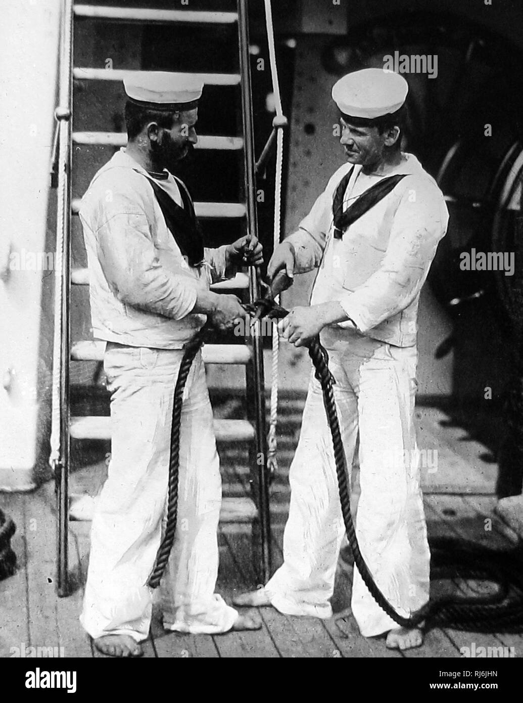 Royal Navy empalmando cuerdas HMS Tartar Foto de stock