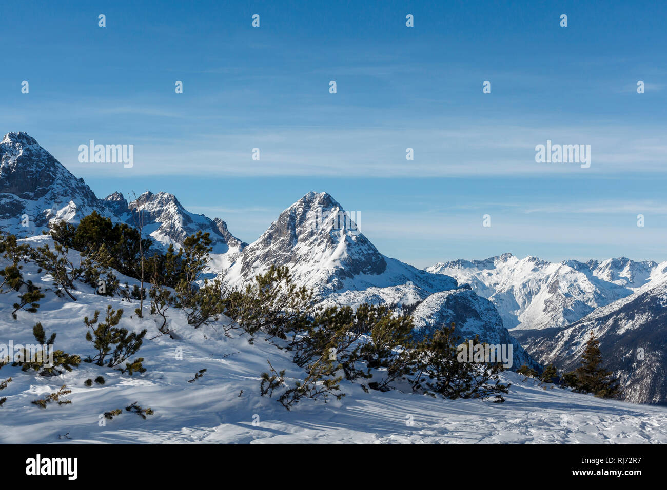 Blick In Die Berge Schneebedeckte Gipfel Der Alpen Fotografia De Stock Alamy