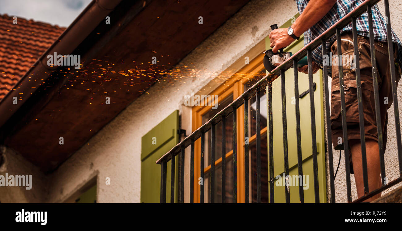 - Ein Renovierung Handwerker schneidet mit der Flex den alten Balkon weg, Foto de stock