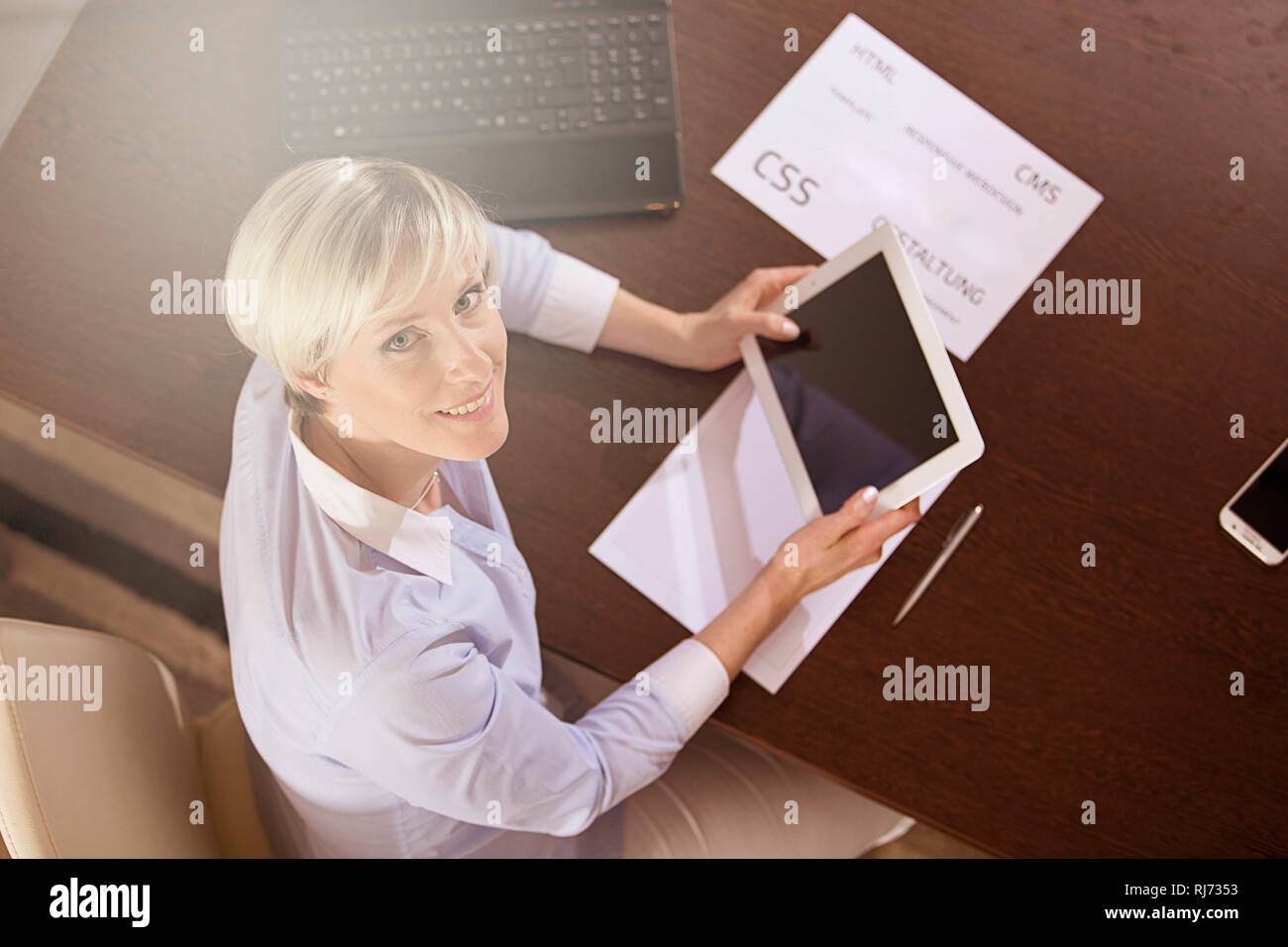 Frau, blonde, kurzhaarig, Tablet, Portátil, von oben Foto de stock