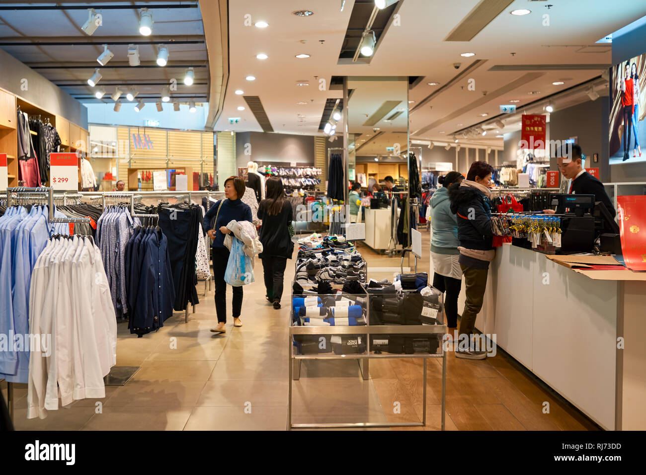 HONG KONG - Enero 26, 2016: dentro de H&M tienda a elementos Shopping Mall. H&M  es un minorista multinacional sueca-Clothing Company, conocida por sus fas  Fotografía de stock - Alamy