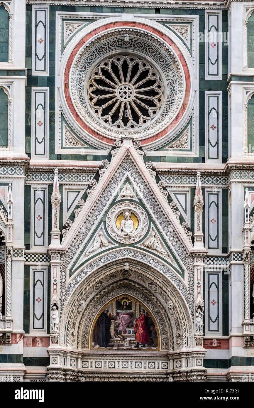 Artful tallas en las rocas a la entrada de la Catedral de Florencia, la Cattedrale di Santa Maria del Fiore, el Doumo Foto de stock