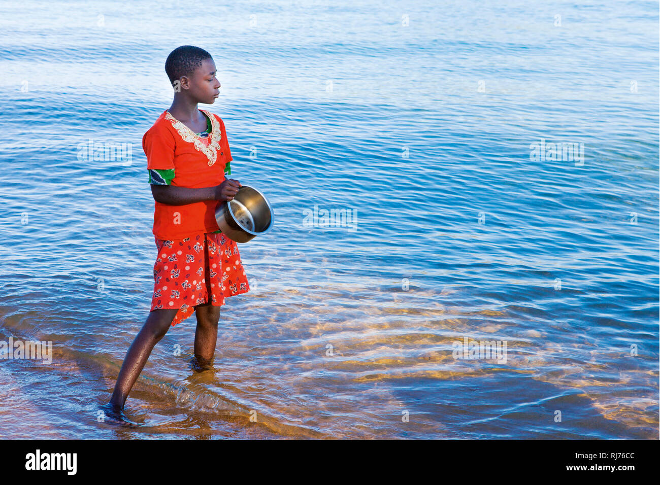 Mädchen mit Schüssel am Malawi ver Foto de stock