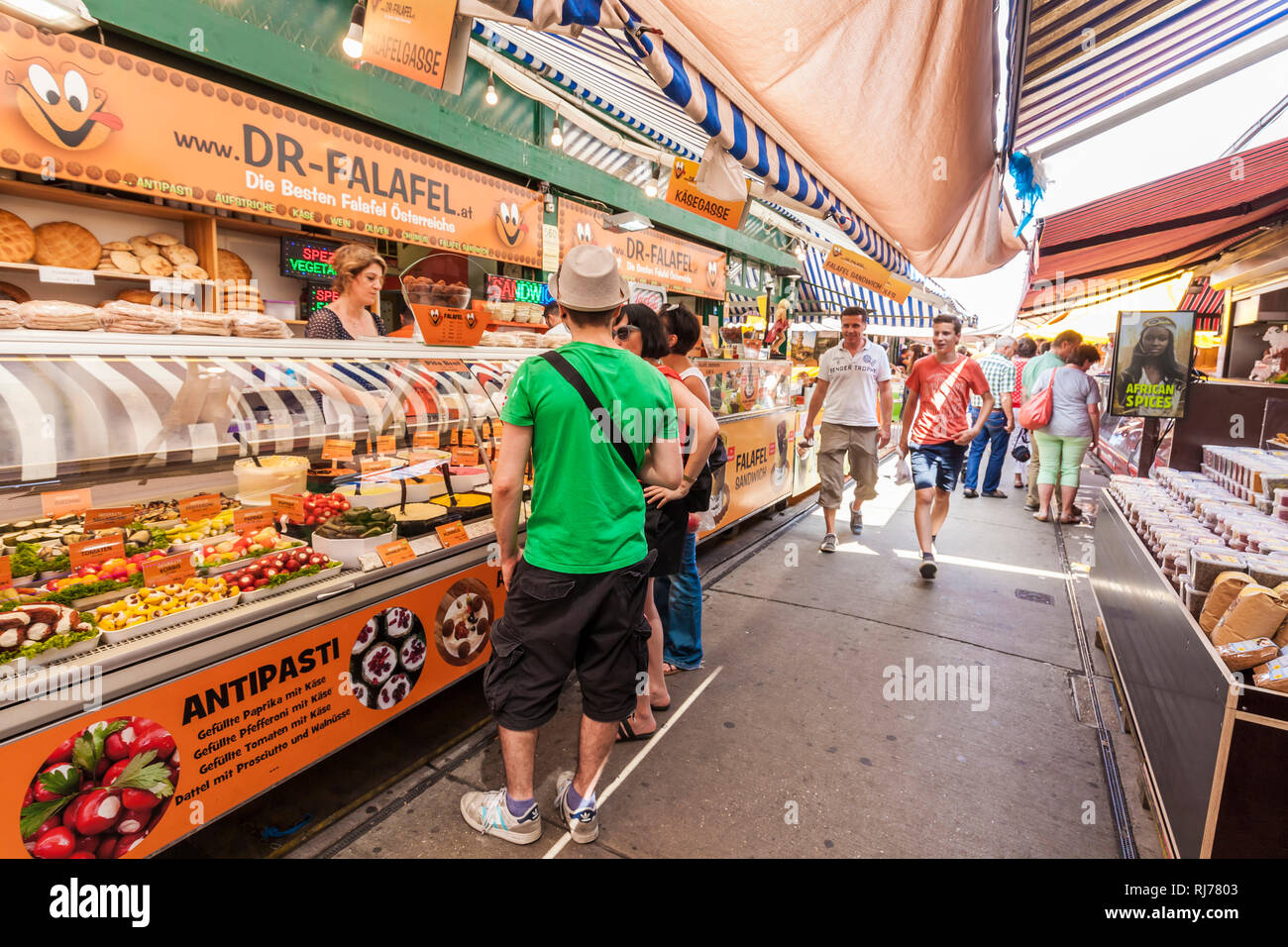 Österreich, Wien, Naschmarkt, Lebensmittelmarkt, Verkaufsstand, Falafel Foto de stock