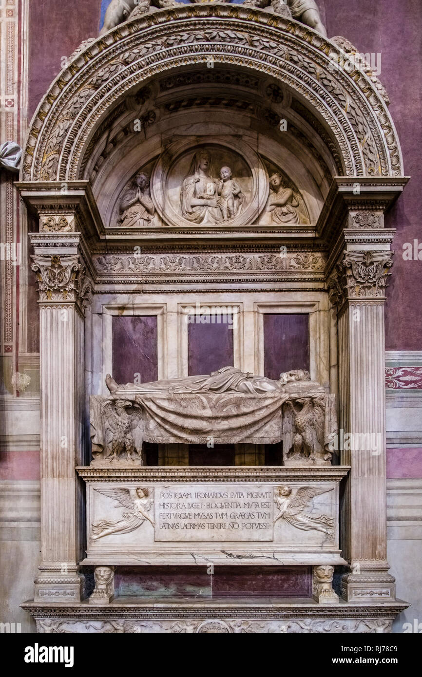 Tumba de Leonardo Bruni en el interior de la Basílica de la Santa Cruz
