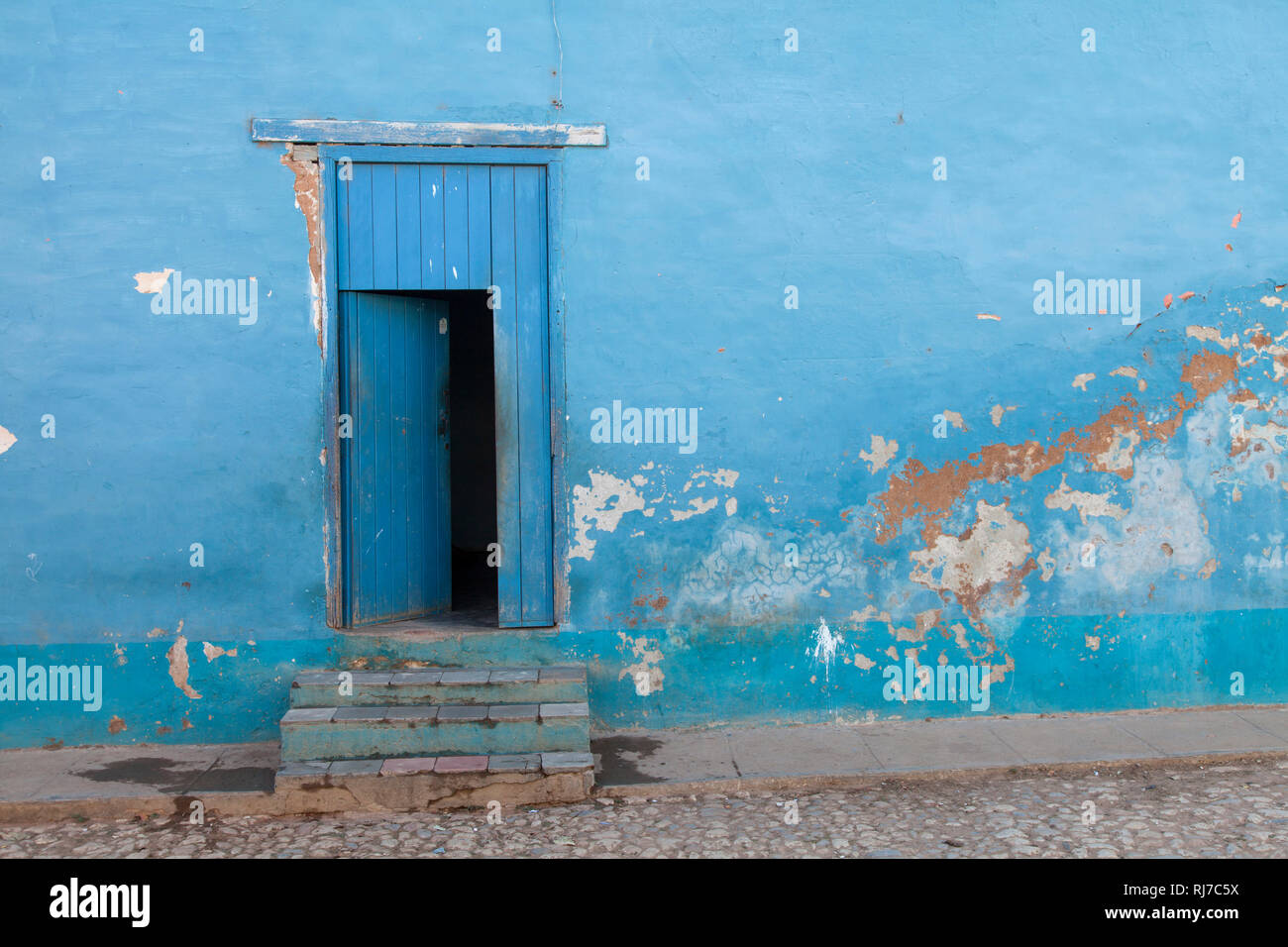 Karibik, Cuba, Kuba, Trinidad, blaue Tür en blauer Hauswand Foto de stock