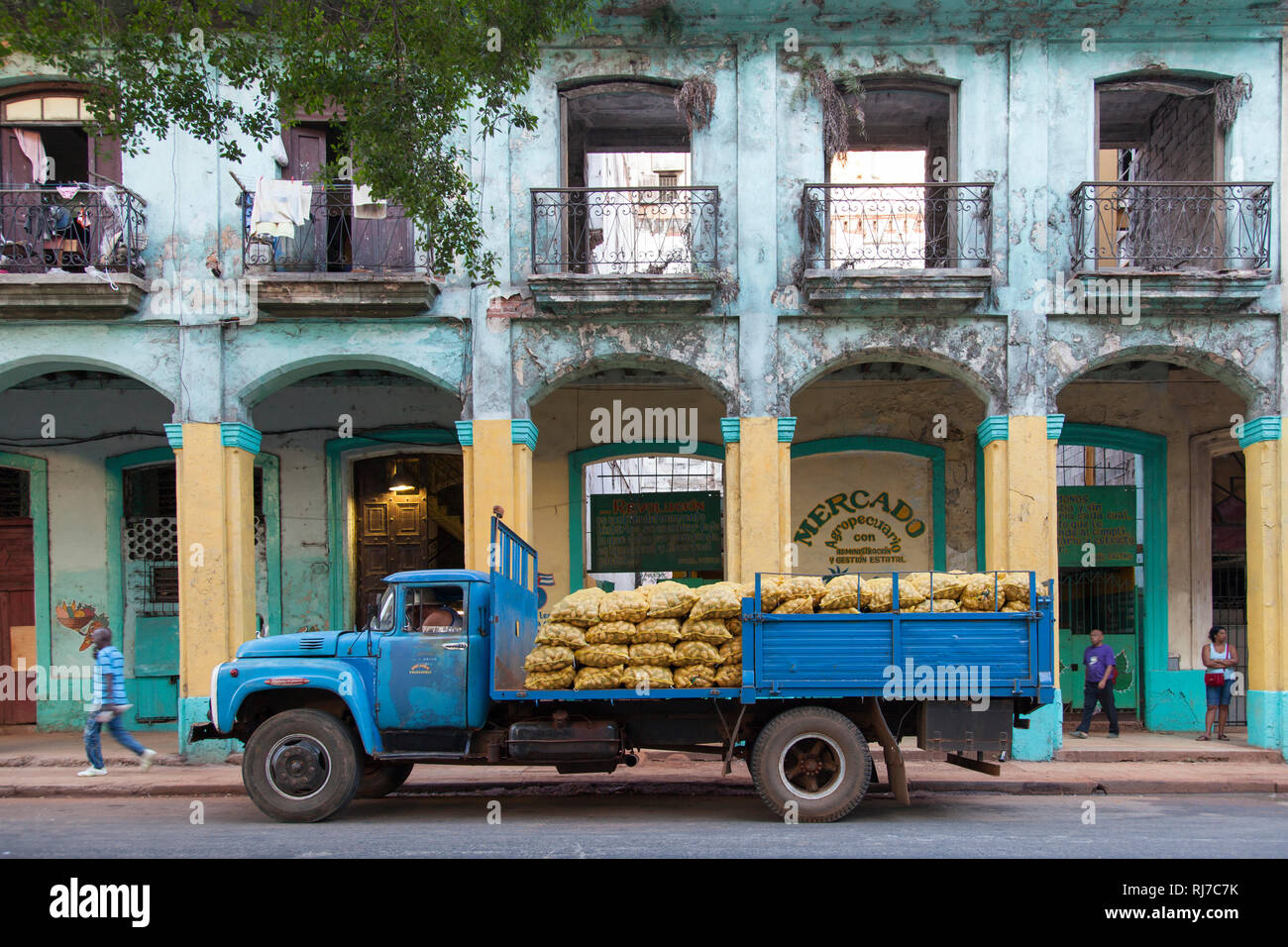 Karibik, Kuba, Cuba, La Habana, La Habana, Blauer Kartoffellaster alter Hausfassade vor Foto de stock