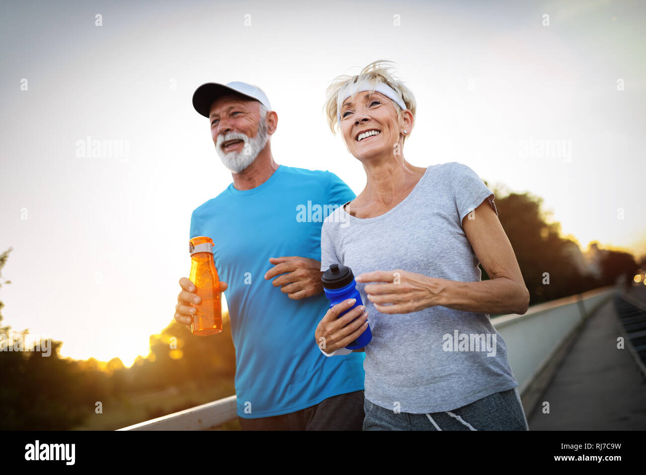 Hermosa pareja deportiva styaing encaja con el deporte Foto de stock