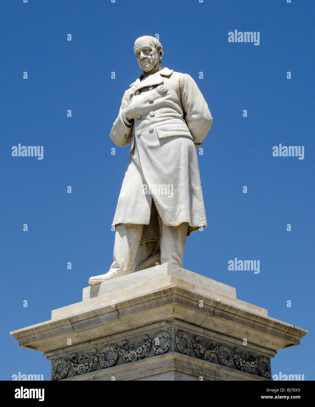 Monumento al Almirante y político siciliano Ruggiero Settimo muestra al público en Piazza Ruggiero Settimo en Palermo, Sicilia. Foto de stock