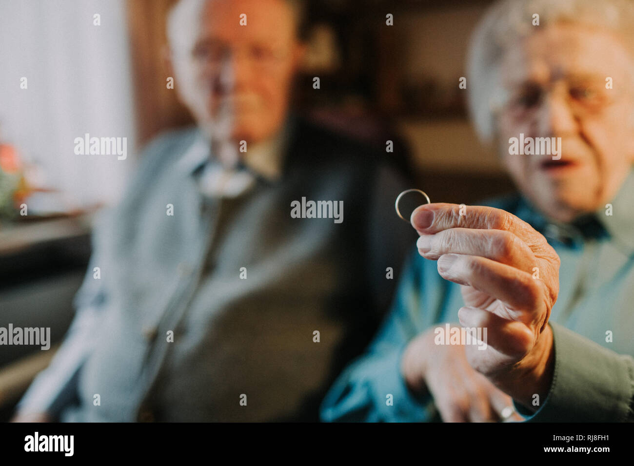 Seniorenpaar, Frau hält Ehering in die Kamera Foto de stock