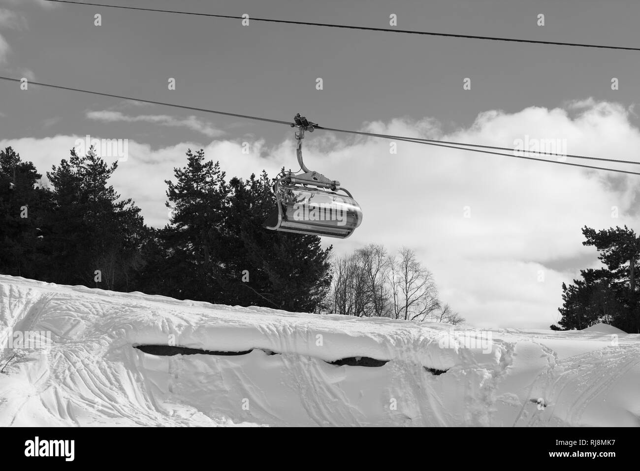 Silla elevadora y cubierto de nieve fuera de pista pendiente con trazas de esquís y snowboards en estación de esquí. Montañas del Cáucaso en invierno. Tetnuldi Svaneti, región de Geo Foto de stock