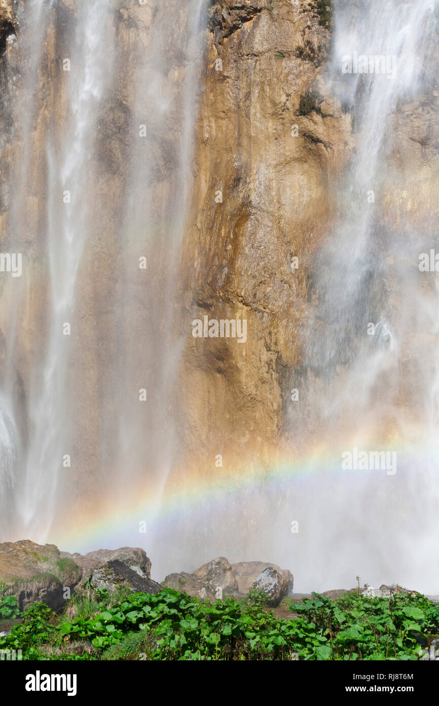 Regenbogen una einem Wasserfall, Veliki Slap, Parque Nacional Plitvicer visto, UNESCO, Kroatien Weltnaturerbe Foto de stock