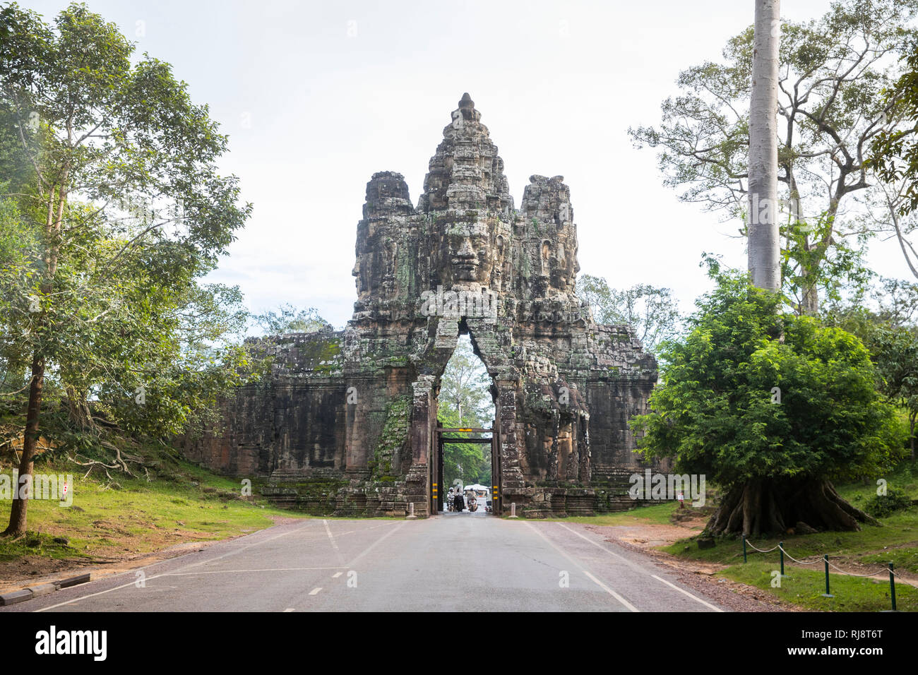 Siem Reap Angkor, ein Tor von Angkor Thom, die Stadt ehemalige damals die Größe von Manhattan hatte eine touristische Sehenswürdigkeit, heute und nac Foto de stock