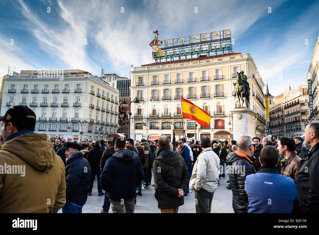 España. 4 Feb, 2019. Cientos de taxistas se reúnen en Madrid. Ellos han hecho una huelga contra las empresas Uber y Cabify Foto de stock
