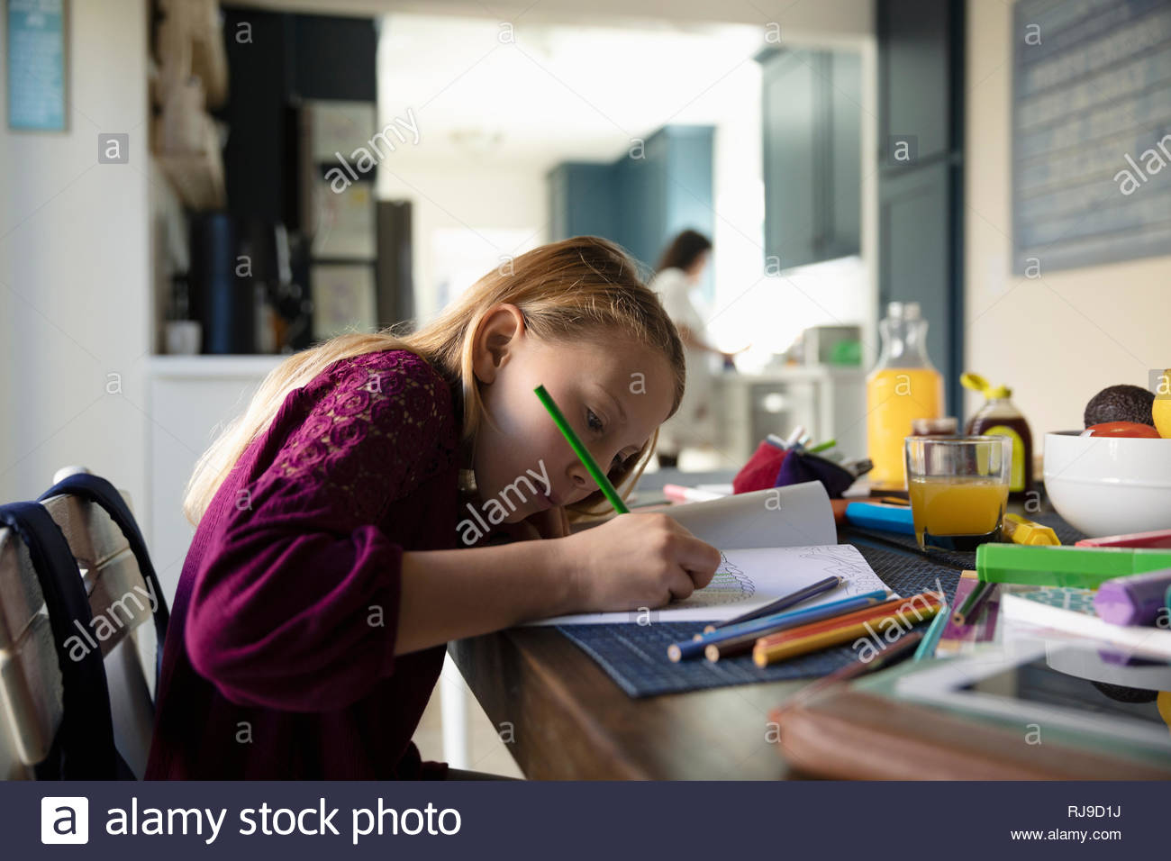 Chica centrada en la mesa para colorear Foto de stock
