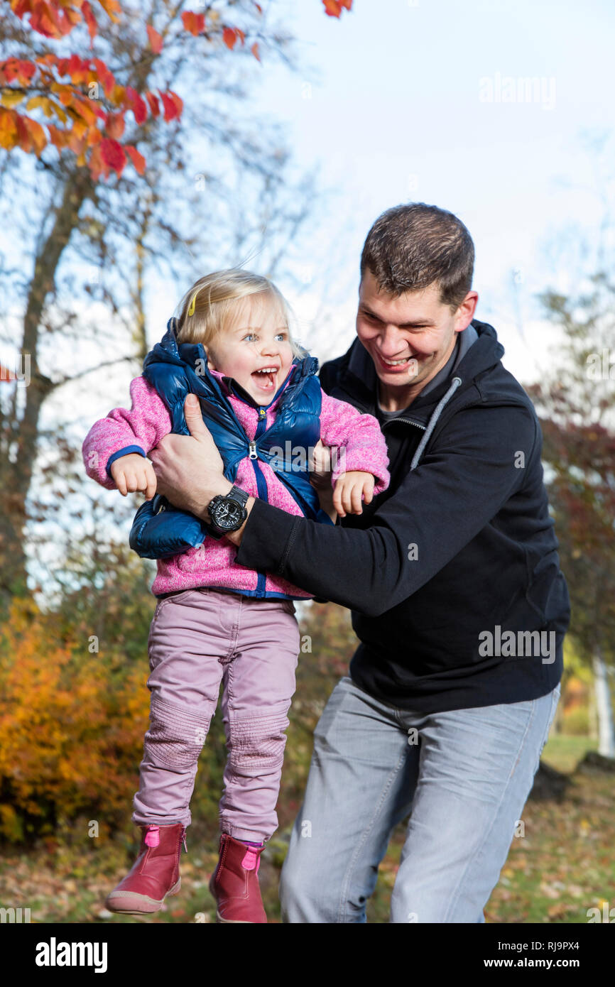 Vater und im Park, Tochter, Herbsttag Herbstausflug, Herbstspaziergang, Bad Kissingen, Bayern Foto de stock