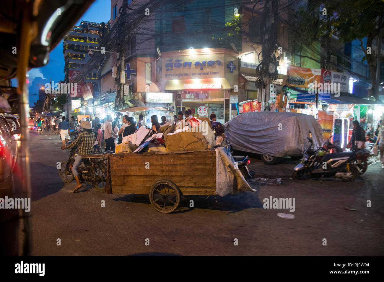 Kambodscha, Phnom Penh, mit, Müllabfuhr Straßenszene Rikscha Foto de stock