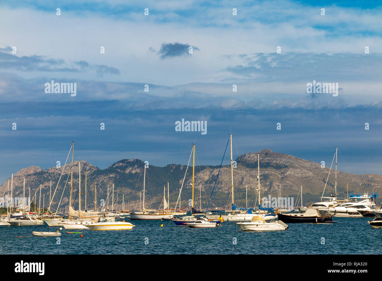 Los barcos en la bahía, el Puerto de Pollenca, al noreste de la isla de Mallorca, Mediterráneo, Islas Baleares, España, sur de Europa Foto de stock
