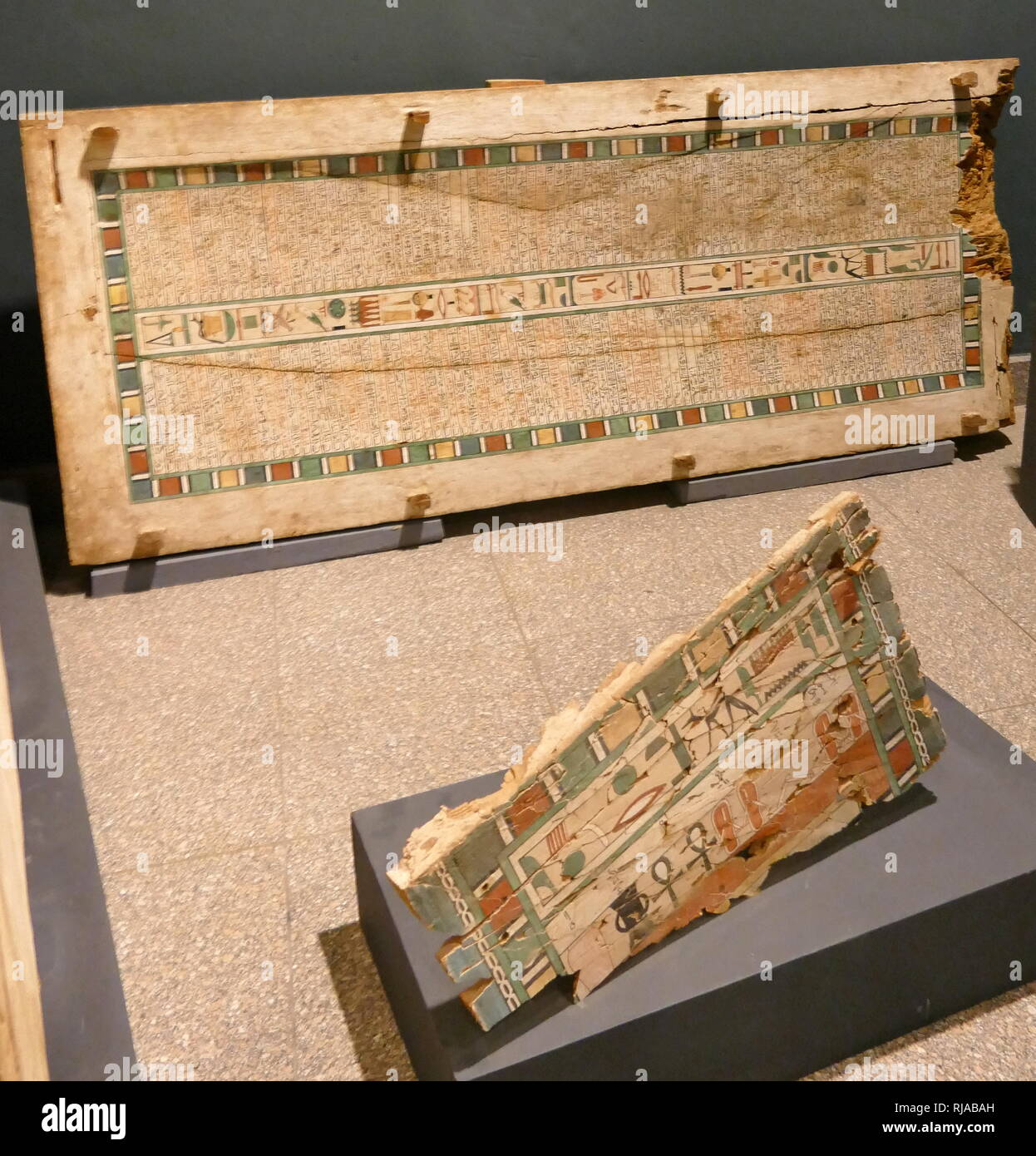 Ataúdes de madera del juez, y su esposa Geheset Imeni, muestran bien conservada decoración. circa 1800 BC. Dinastía xiii Foto de stock