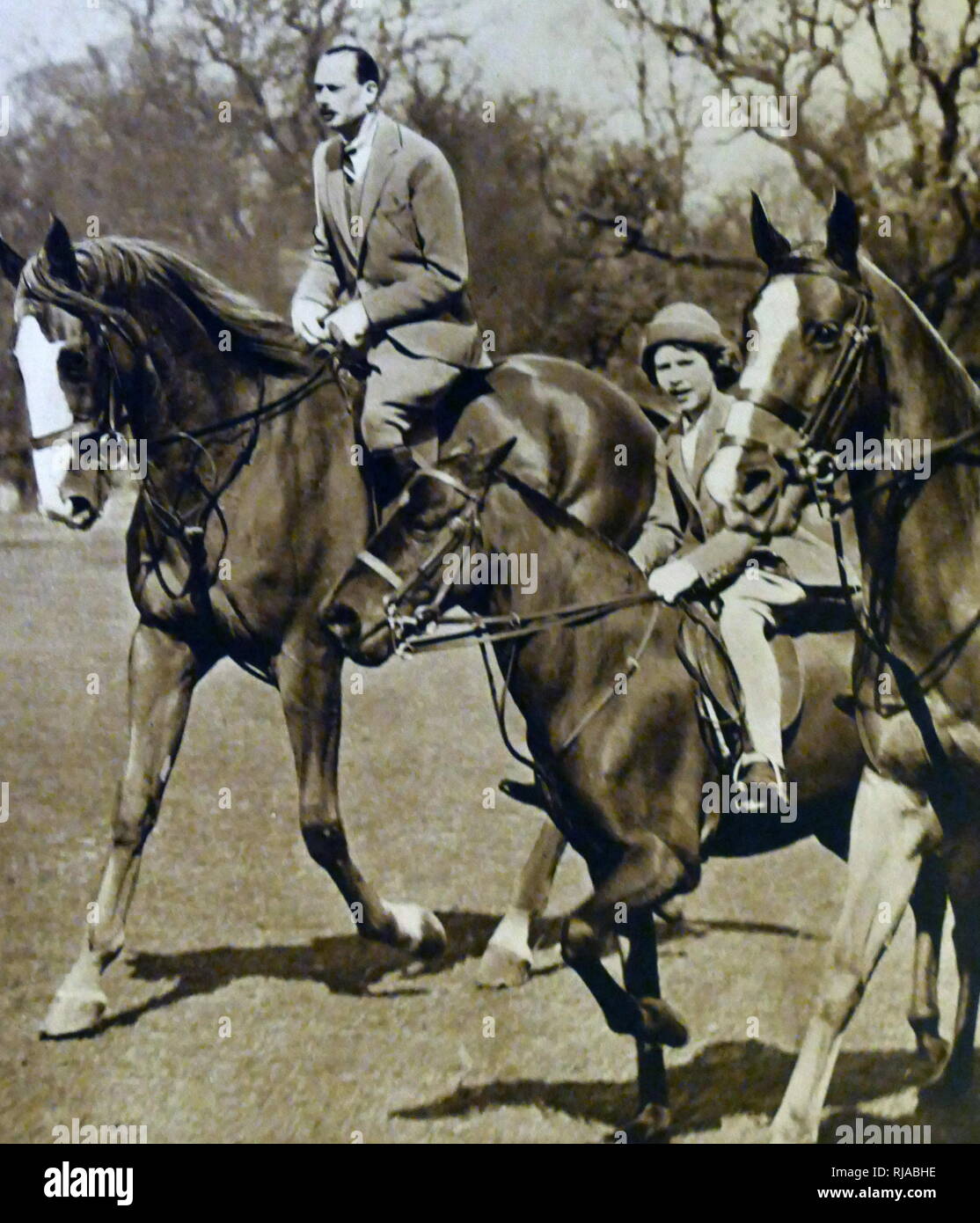 El príncipe Henry, Duque de Gloucester, (1900 - 1974), tío de la princesa Elizabeth, la Reina Isabel II más tarde cabalgando con su sobrina. 1933 Foto de stock