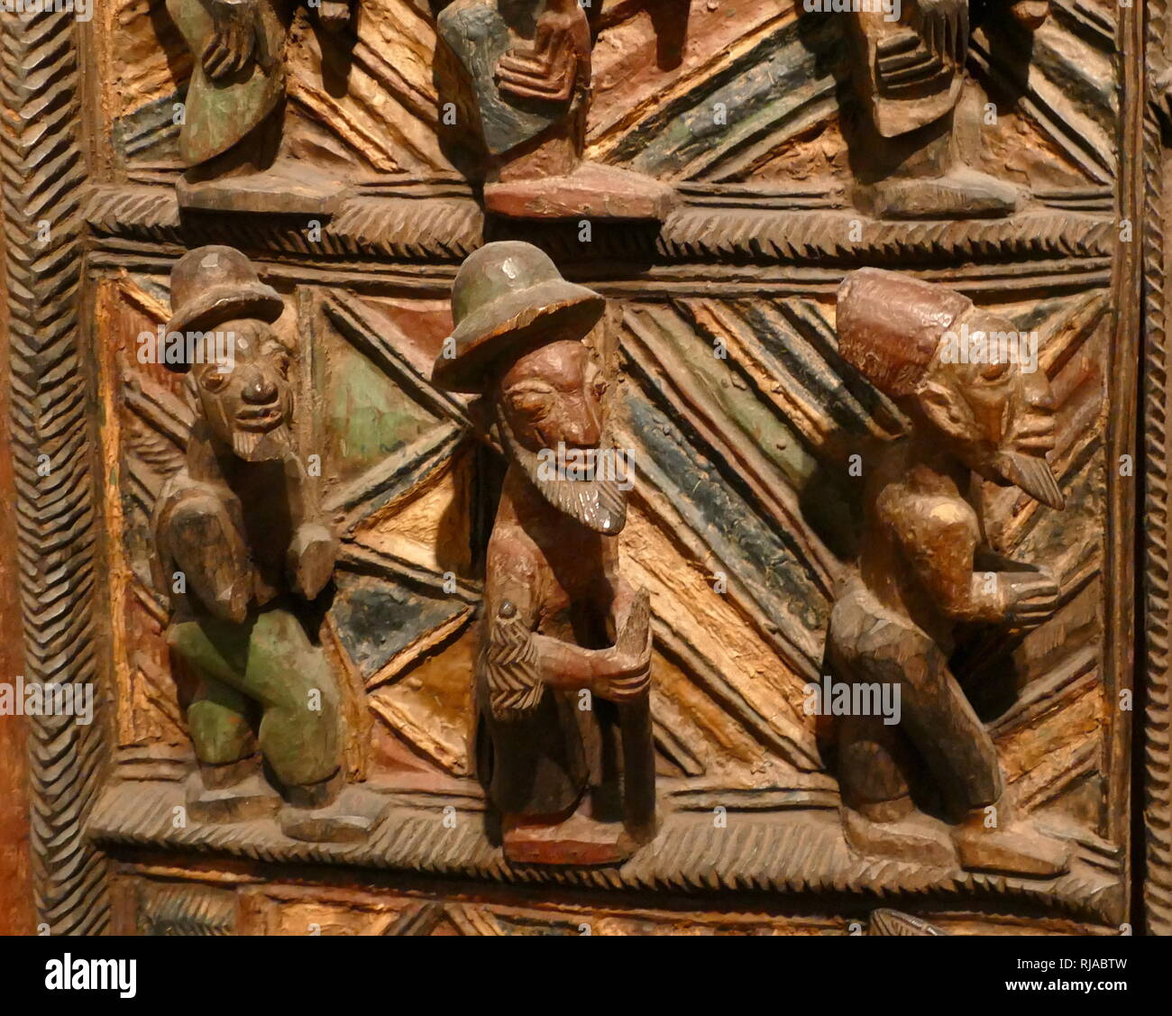 Panel de la puerta de madera. Pueblo Yoruba, Nigeria, 1910-1914. Esculpida por Olowe de Ise para el palacio real de Ikere. conmemora el recibimiento de la Ogoga (rey) en 1901, del primer administrador británico, el Capitán Ambrosio. Foto de stock