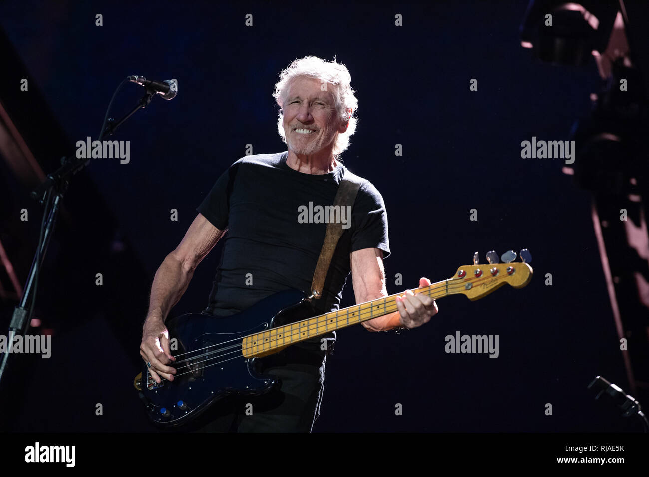 Lucca, Italia. 11 de julio de 2018. Italia, Lucca: cantante Roger Waters (Pink Floyd) realiza en vivo en el escenario en el Festival de Verano de Lucca 2018 para "Us + ellos" Tour 2018 Foto de stock