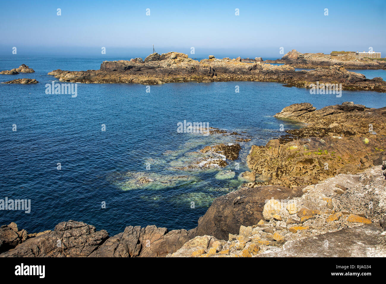 Vista hacia el noreste de cabeza Bibette, Alderney, Islas del Canal, mostrando el azul claro del mar. Foto de stock