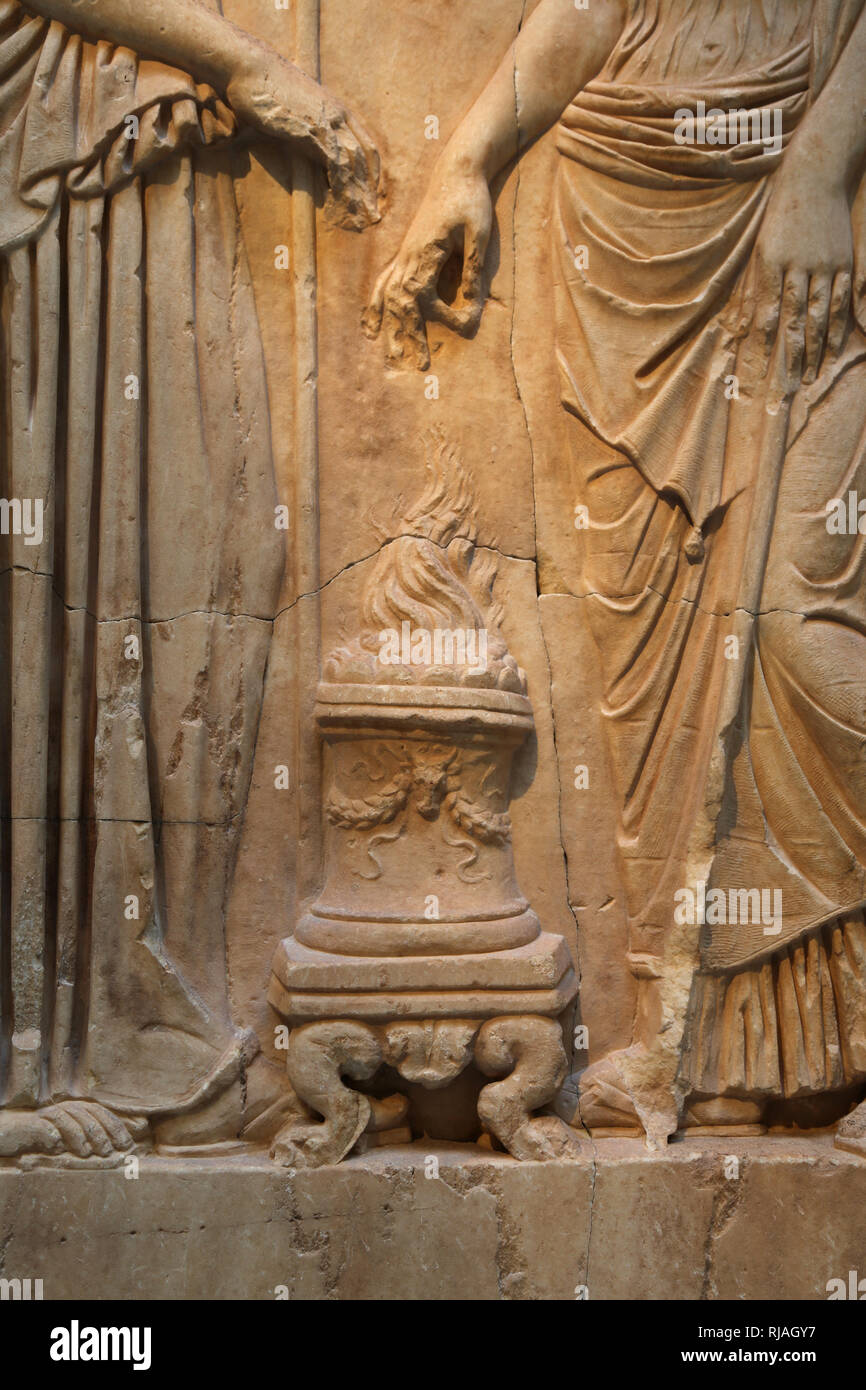 Relieve con 2 diosas. Romano, época imperial. 1ª-2ª ciento. Altarlike quemador de incienso. Copia de un original griego. El Met, NY, EE.UU. Foto de stock