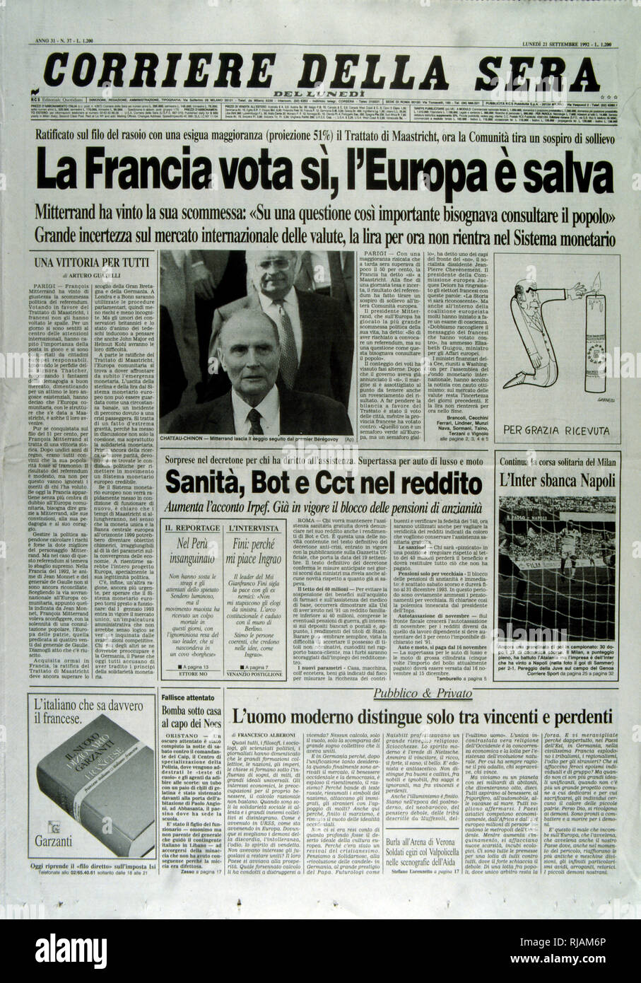 Tapa del periódico italiano "Corriere della Sera" tras el referéndum sobre el Tratado de Maastricht, que se celebró en Francia el 20 de septiembre de 1992. Fue aprobado por el 51% de los votantes. El resultado del referéndum, conocido como el ''petit oui'', junto con la danesa ''No'' votación se consideran señales del fin de la ''consenso permisivo'' sobre la integración europea, que había existido en la mayor parte de Europa continental hasta entonces. Desde este punto en adelante las cuestiones relativas a la integración europea estaban sujetas a un escrutinio mucho mayor en gran parte de Europa, y la evidente escepticismo euro ganó prominencia. Oh Foto de stock