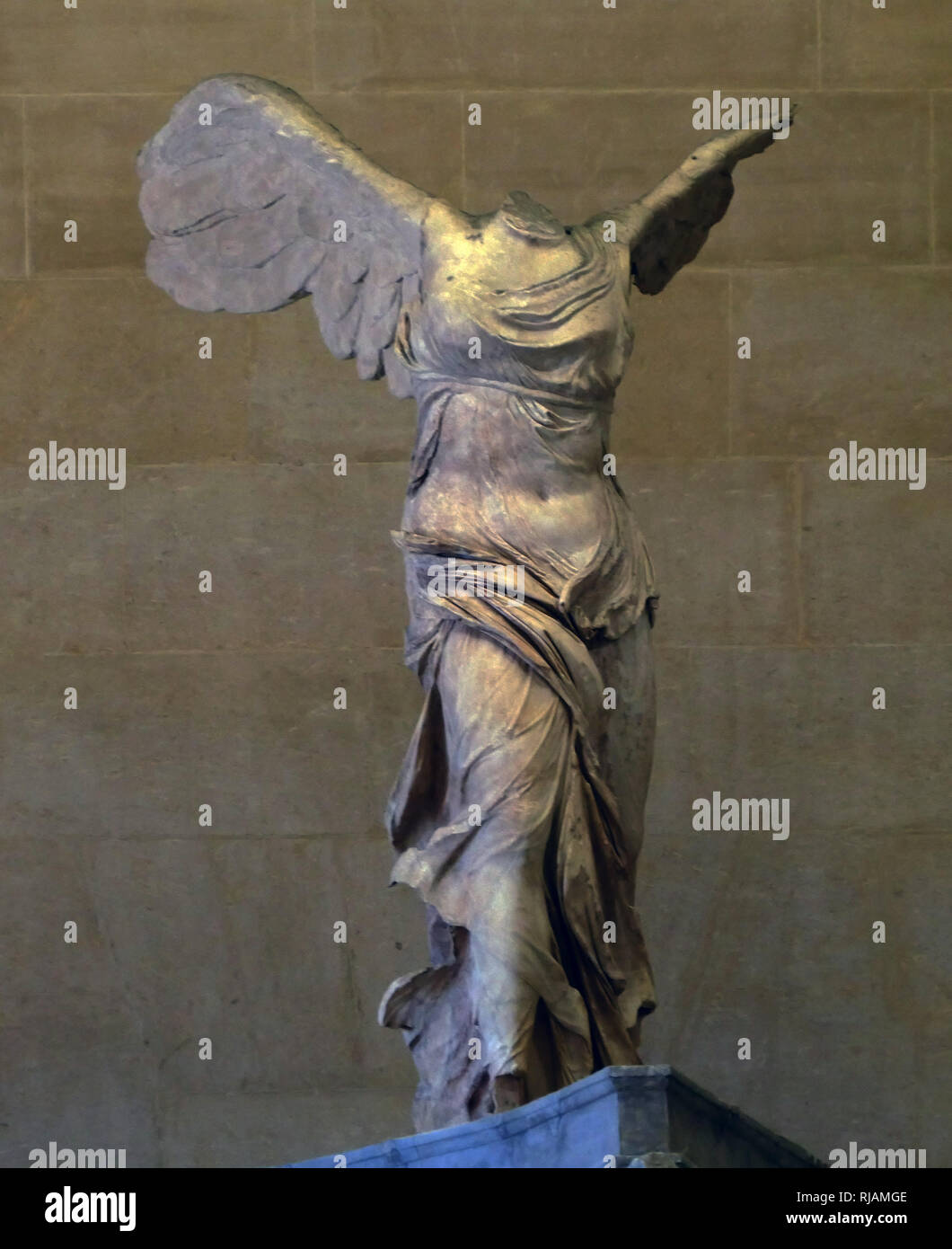 La Victoria Alada de Samotracia, también llamado el Nike de Samotracia, es  una escultura helenística de mármol de Nike (la diosa griega de la  victoria), que fue creado sobre el siglo II