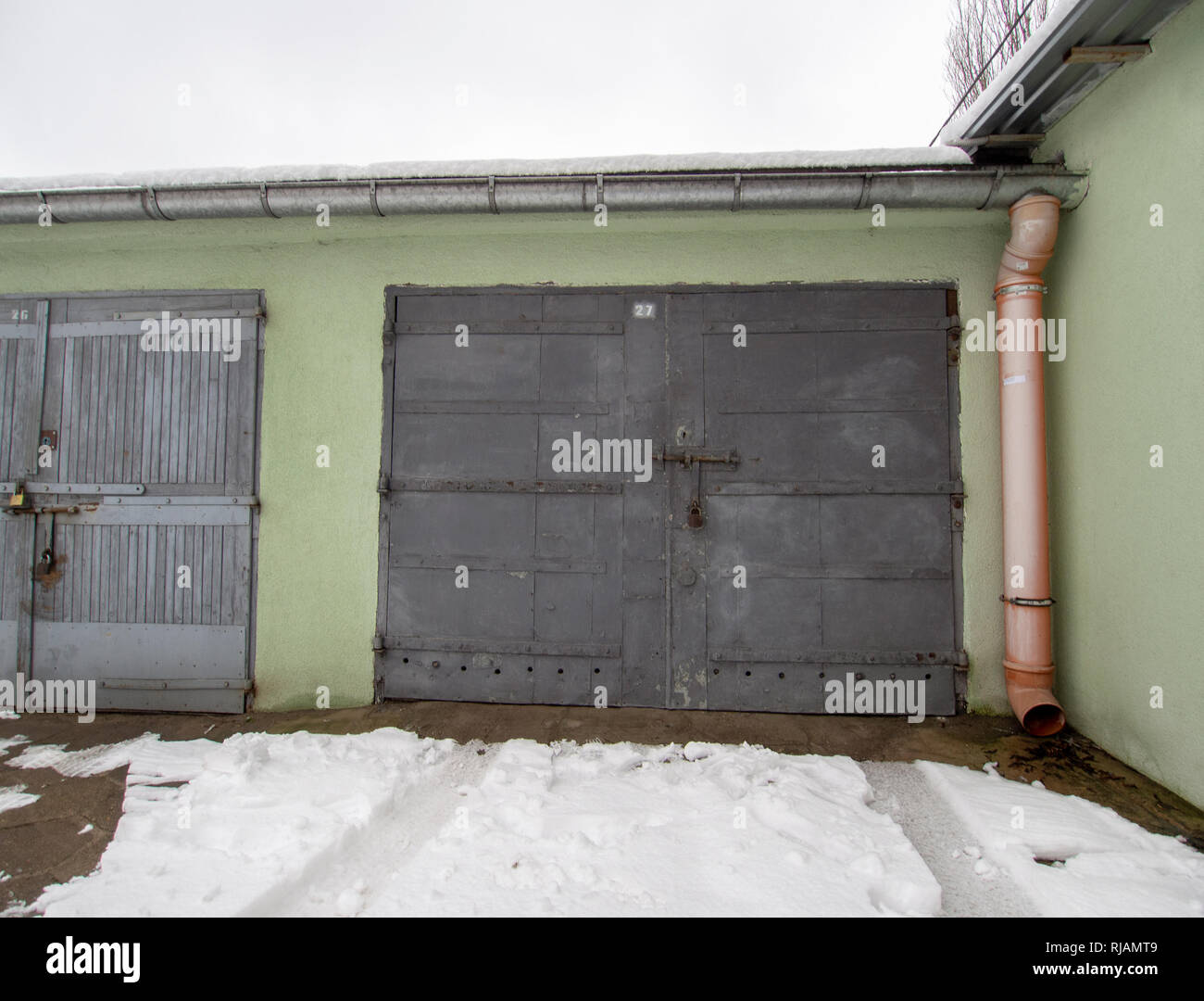 LODZ, Polonia- 4 de febrero de 2019: garaje verde en la zona de Lodz. Foto de stock