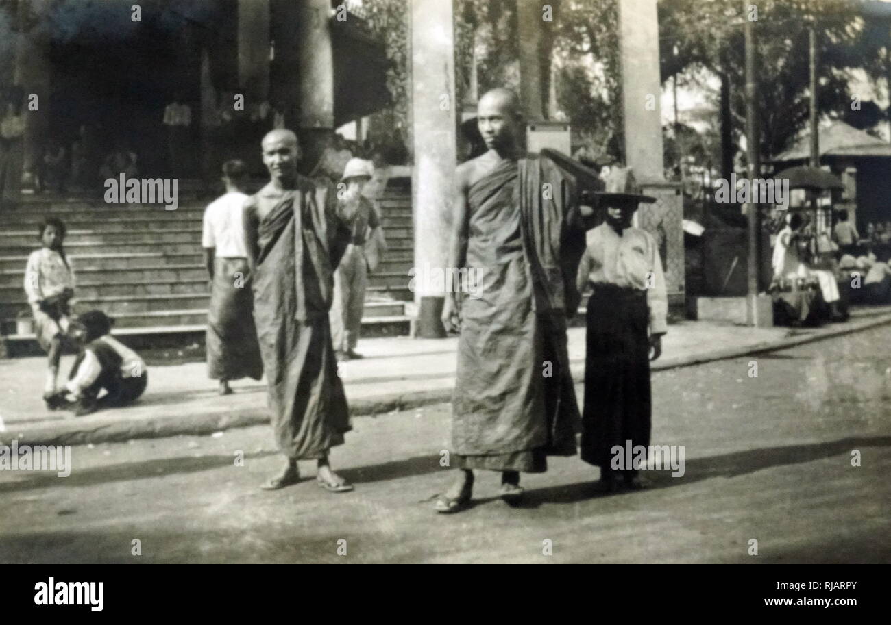 Los monjes budistas en Rangún, Birmania, Myanmar, circa 1940 Foto de stock