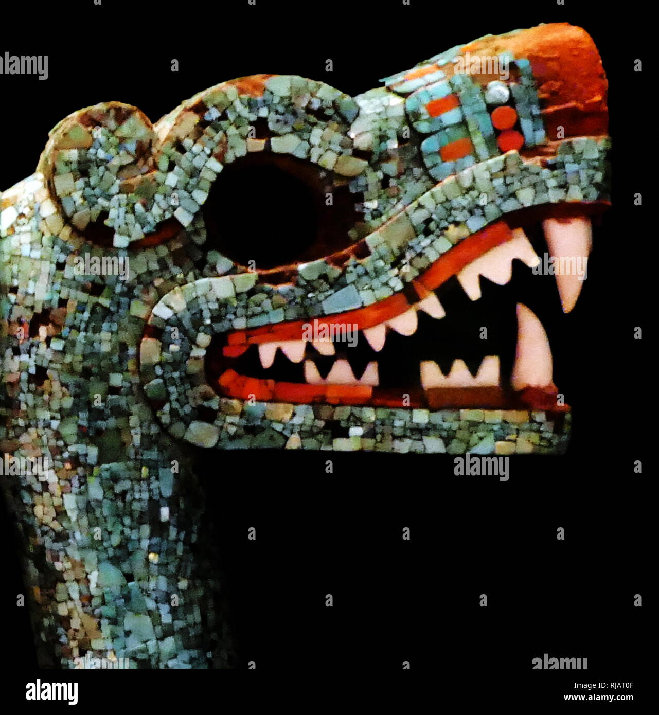 Escultura azteca de serpiente de dos cabezas fotografías e imágenes de