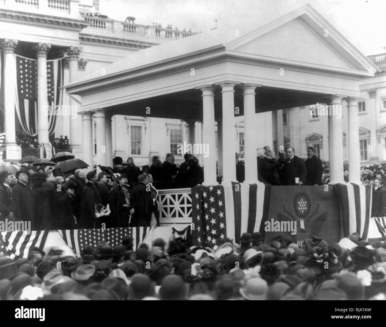 El Presidente de Estados Unidos, William McKinley, tomando el juramento de cargo 1901 Foto de stock