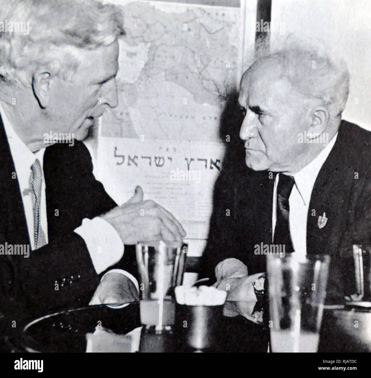 El Primer Ministro israelí David Ben-Gurion (derecha), reunión James Grover McDonald (1886 - 1964)diplomático de los Estados Unidos. Él sirvió como el primer Embajador de los EE.UU. a Israel desde 1948 - 1951 Foto de stock