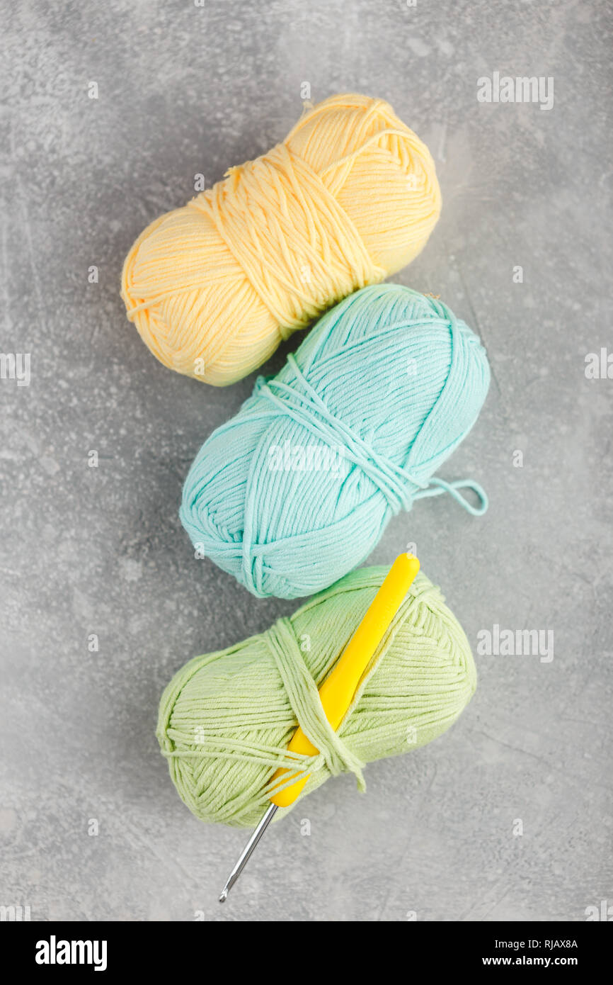 Las madejas de hilo de color para crocheting o tejer, delicados colores,  mezcla de lana con algodón Fotografía de stock - Alamy