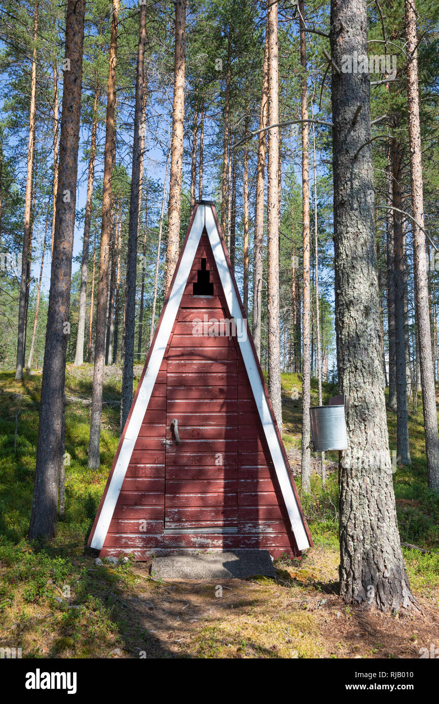 Finnland, Kuusamo, toilette, Plumpsklo eines einfachen Ferienhauses (Mökki) Foto de stock