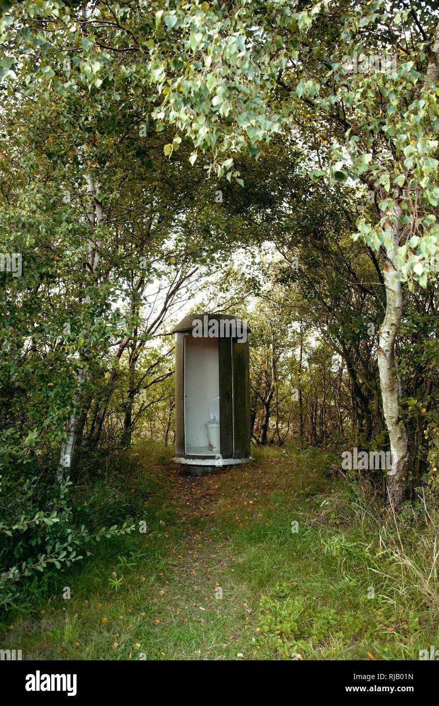 Toilette im Wald, Häuschen Natur Foto de stock