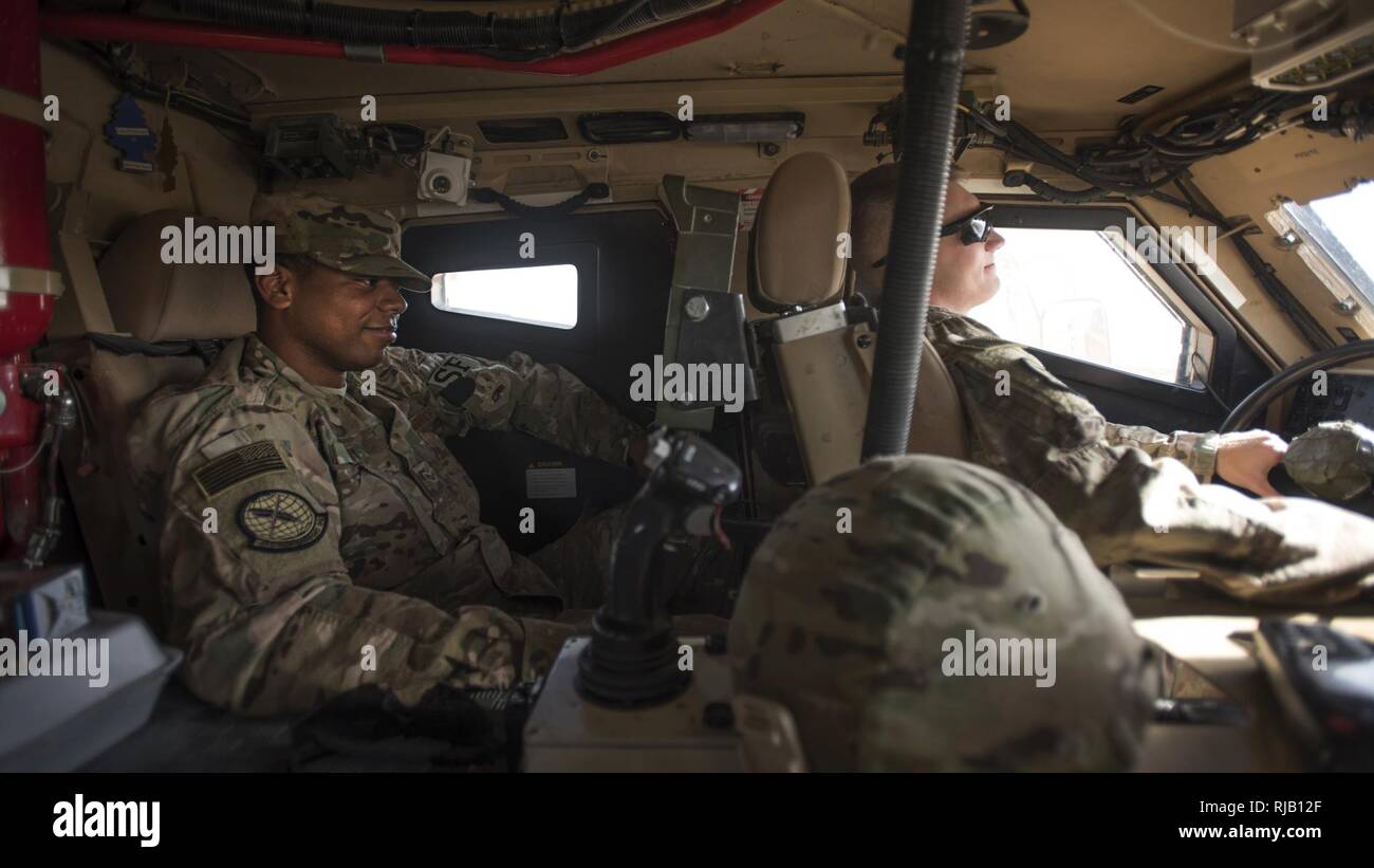 Los altos aviadores James Curry y Tyler Phillips, 451Expedicionaria Escuadrón de Apoyo a los miembros de la fuerza de respuesta, el hombre sus posiciones mientras la guardia permanente en el Aeródromo de Kandahar, Afganistán, el 5 de noviembre de 2016. Los miembros de las fuerzas de seguridad de la 451ª ESS proporcionan seguridad en el aeródromo de Kandahar. Foto de stock