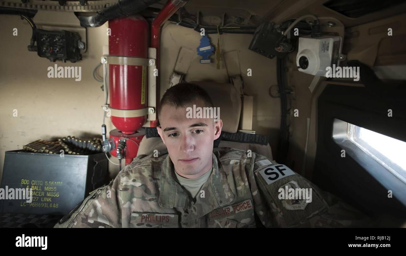 Aviador Senior Tyler Phillips, 451Expedicionaria Escuadrón miembro de la fuerza de respuesta de apoyo, supervisa un común operados remotamente Weapon System II en resistentes a las minas, la emboscada de vehículo todo terreno protegido en el Aeródromo de Kandahar, Afganistán, el 5 de noviembre de 2016. Los cuervos sistema es necesario ser supervisados en todo momento durante cada turno de 12 horas. Foto de stock