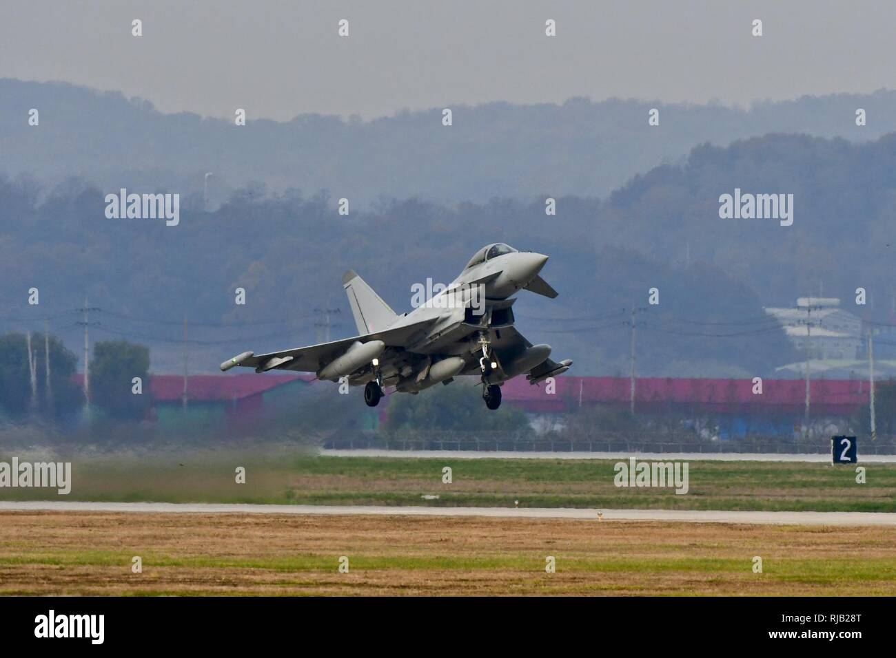 La Fuerza Aérea Real Eurofighter Typhoon FRG4 despega en la base aérea de Osan, República de Corea, el 7 de noviembre, 2016. La RAF desplegó el mayor número de activos en la península coreana desde la Guerra de Corea durante el escudo invencible, una interoperabilidad de divisas, a partir del 1º de noviembre - 10. Foto de stock