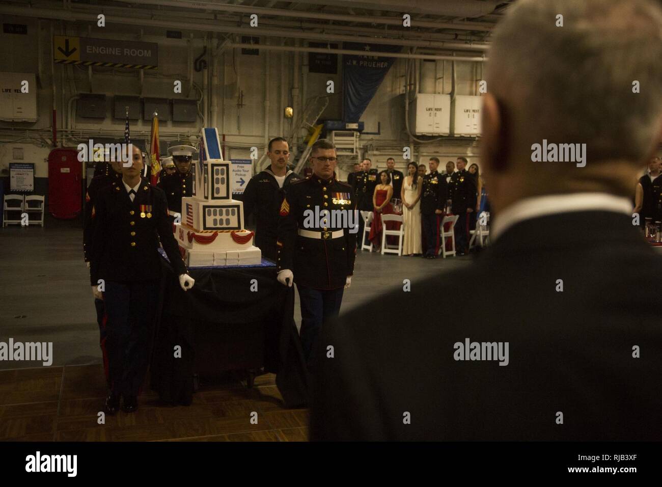 Cuerpo de Marines de EE.UU Gen. (Ret.) James Mattis, derecha, asiste como invitado de honor durante la 1ª Divisiones (Marina) MARDIV 241Marine Corps cumpleaños bola al USS Midway (CV-41), portaaviones el 3 de noviembre, 2016. El personal de suboficiales y oficiales de la 1ª MARDIV reunidos en el USS Midway (CV-41) Museo conmemorativo de la Infantería de Marina de los EE.UU 241ª Cumpleaños Bola. La primera MARDIV es el más decorado en toda la unidad de infantería de marina están involucrados en todos los conflictos desde la Batalla de Belleau Wood a día de las operaciones actuales. Foto de stock