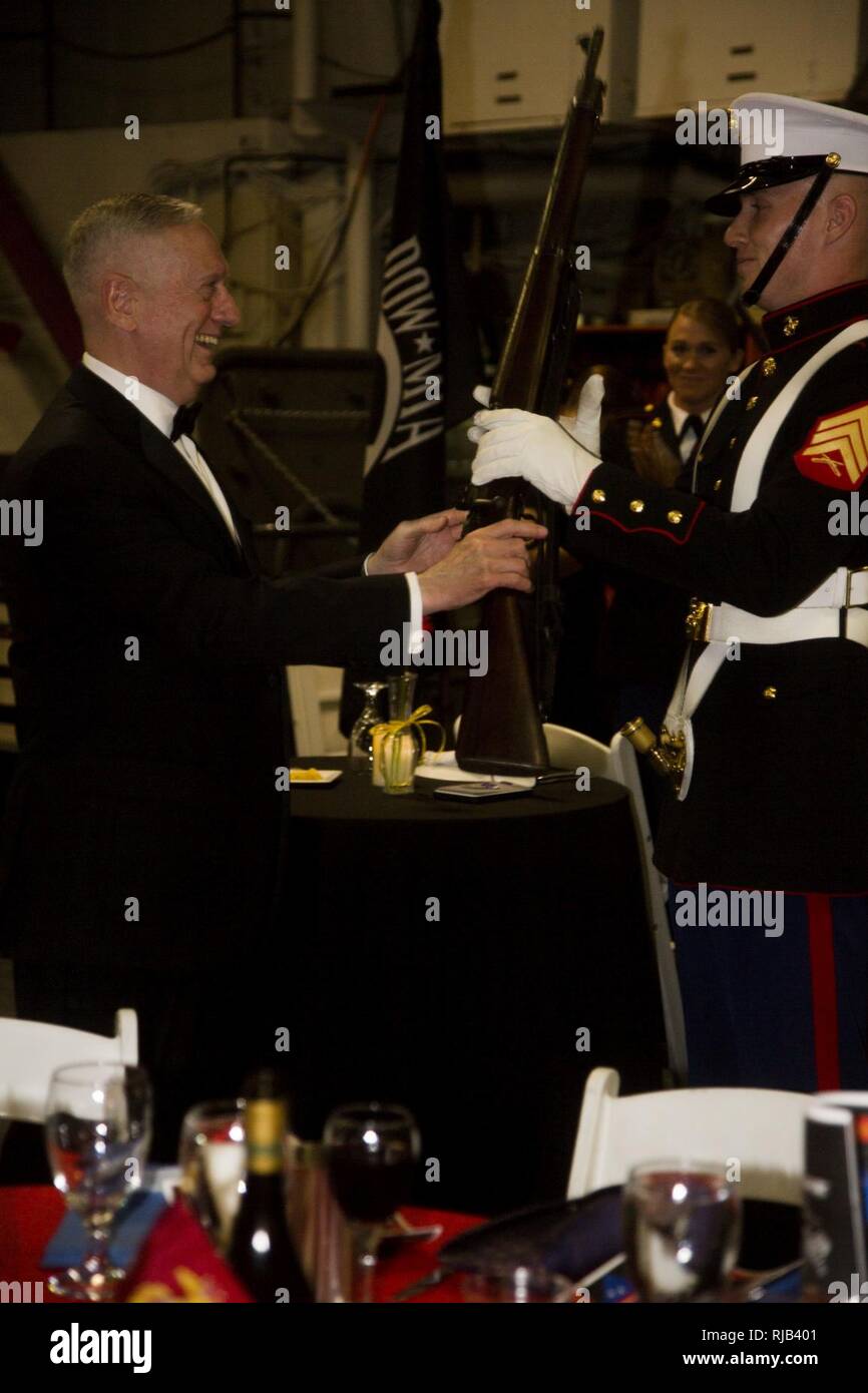 Cuerpo de Marines de EE.UU Gen. (Ret.) James Mattis, izquierda, recibe un regalo mientras asistía como invitado de honor durante la 1ª Divisiones (Marina) MARDIV 241Marine Corps cumpleaños bola al USS Midway (CV-41), portaaviones el 3 de noviembre, 2016. El personal de suboficiales y oficiales de la 1ª MARDIV reunidos en el USS Midway (CV-41) Museo conmemorativo de la Infantería de Marina de los EE.UU 241ª Cumpleaños Bola. La primera MARDIV es el más decorado en toda la unidad de infantería de marina están involucrados en todos los conflictos desde la Batalla de Belleau Wood a día de las operaciones actuales. Foto de stock