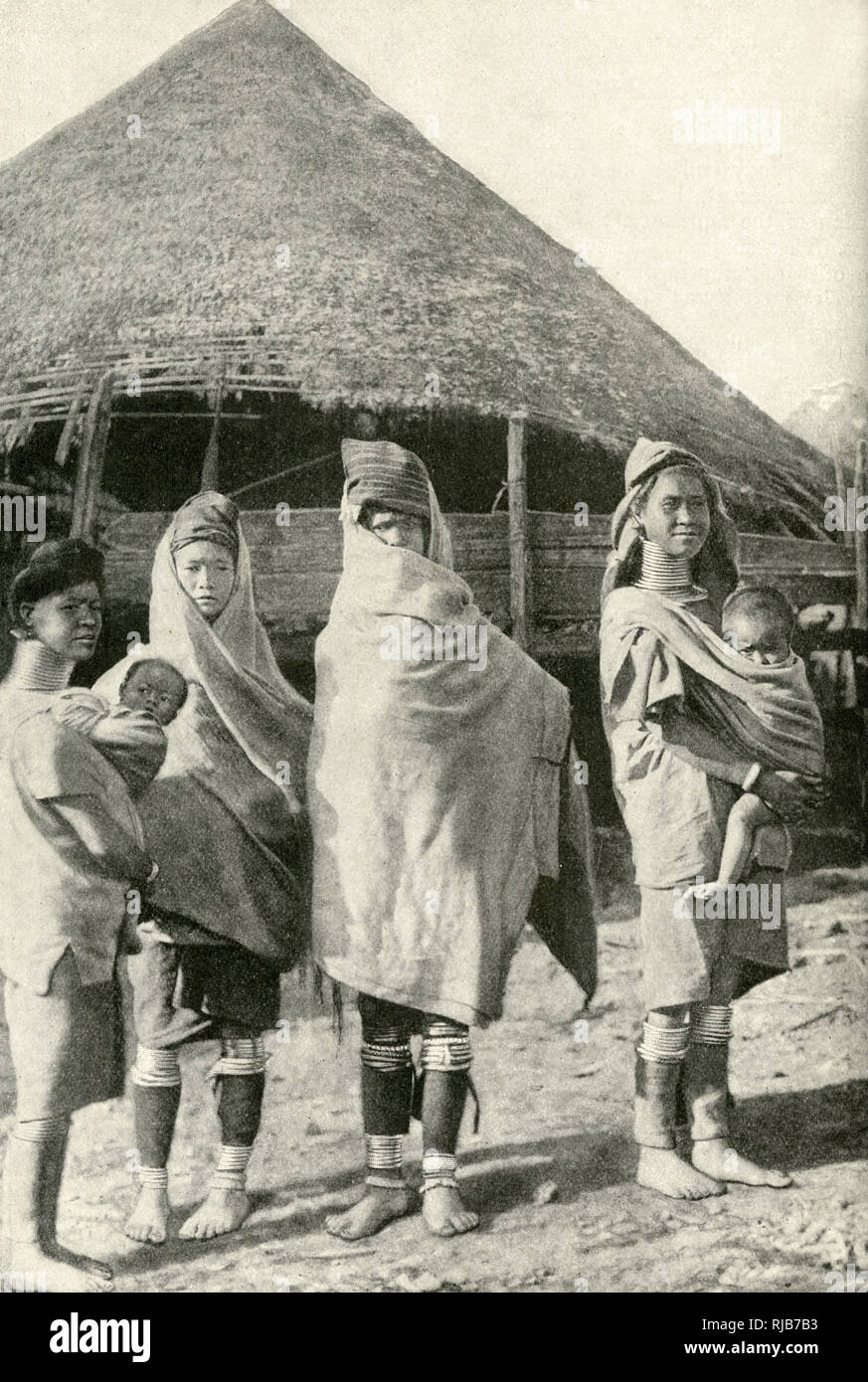 Las mujeres de los Padaung (Kayan Lahwi o Lahoi) tribu, Birmania (hoy Myanmar), el Sureste de Asia. Dos de ellas pueden verse con bobinas de latón alrededor de su cuello. Están envueltos en mantas debido al clima frío. Foto de stock